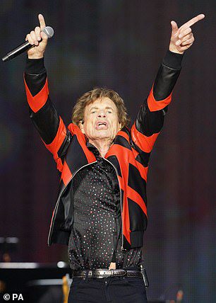 In the Sky: Mick jogou os braços no ar enquanto empurrava a multidão