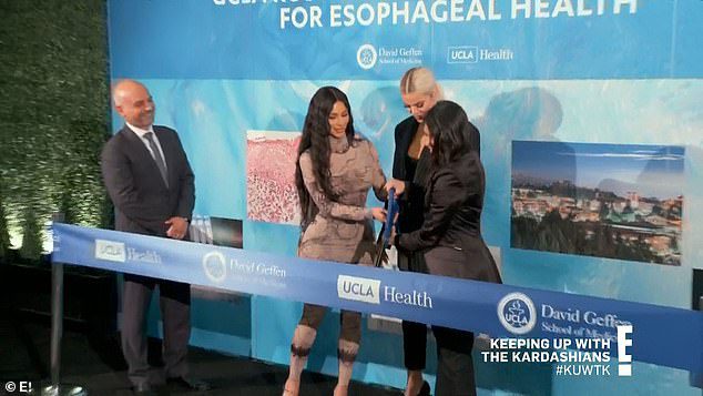 Cortando a fita: Em 2019, Kardashian e sua família orgulhosamente participaram da grande inauguração do Robert J. Kardashian Center for Esophageal Health na UCLA