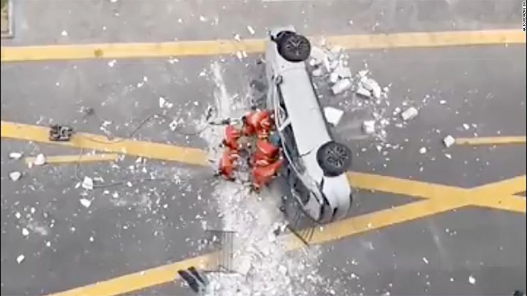 Niu: Duas pessoas morreram em um acidente de carro no chão do prédio de Xangai