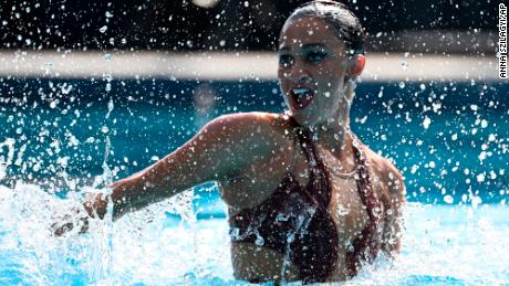 Anita Alvarez compete antes de desmaiar durante a final de natação técnica individual nado livre do Campeonato Mundial da Fifa (FINA).