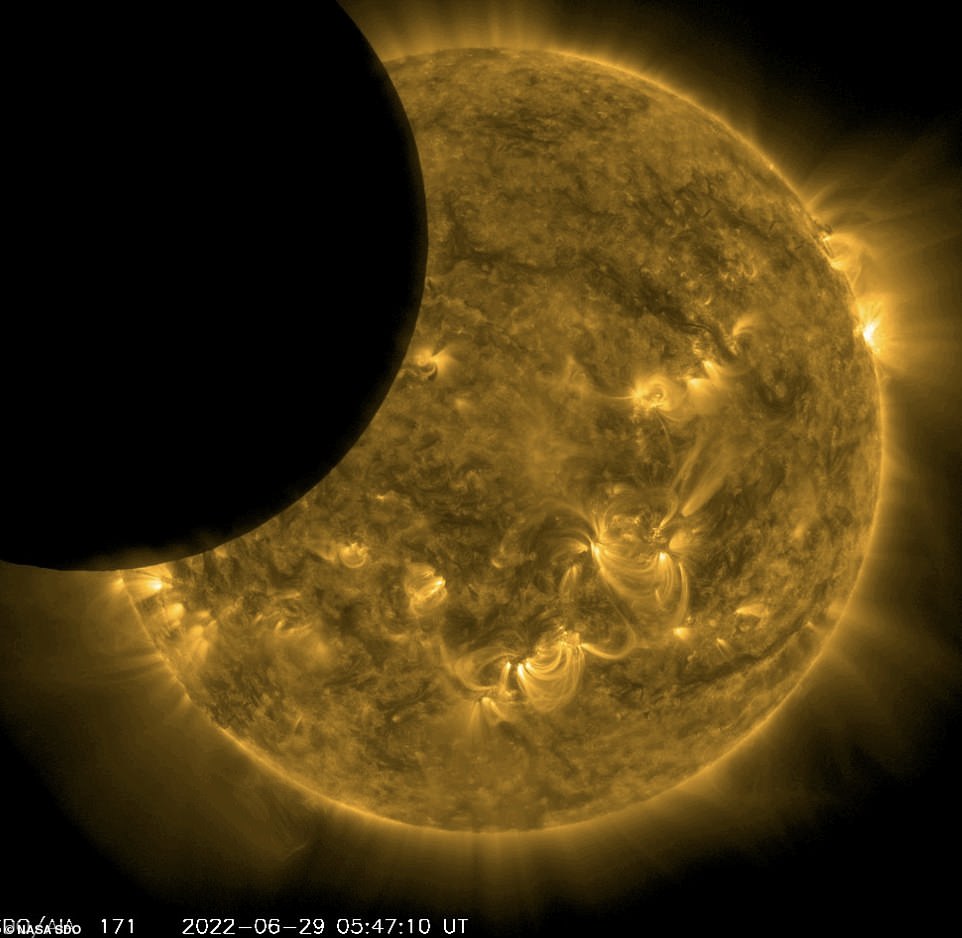 O Solar Dynamics Observatory da NASA capturou imagens de um eclipse solar parcial de sua posição privilegiada no espaço - o único lugar visível.
