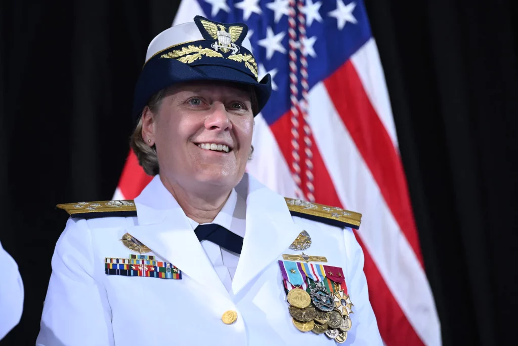 Almirante Linda Fagan se torna a primeira mulher a comandar a Guarda Costeira dos EUA