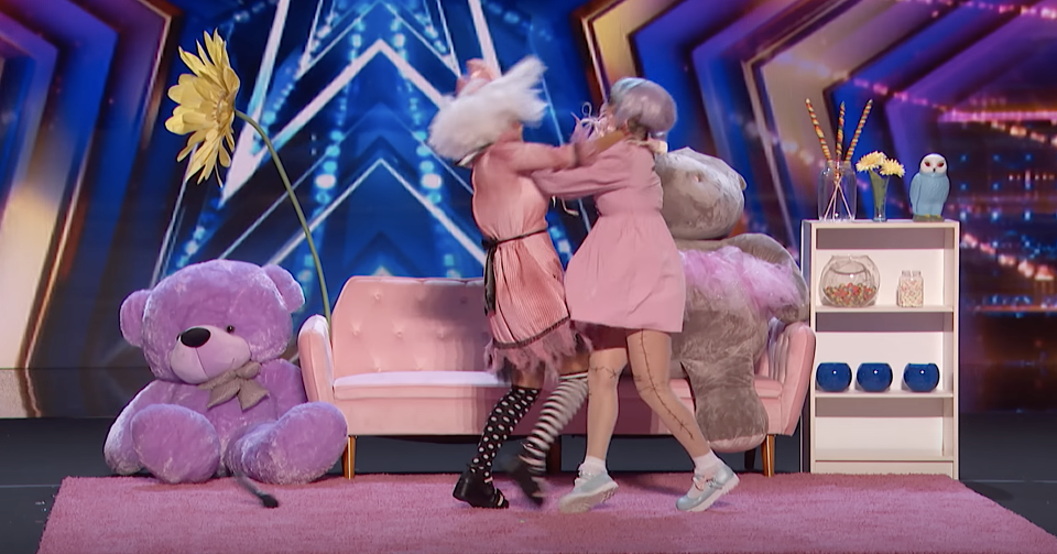 Duo Rag Dolls explode nas diferenças criativas no America's Got Talent.  (Foto: NBC)
