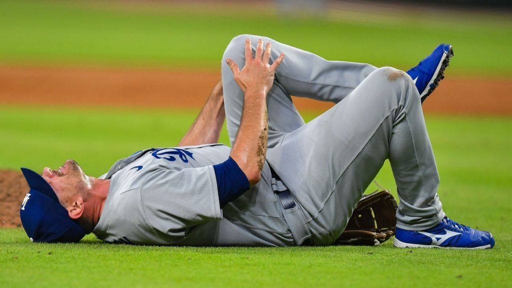 Los Angeles Dodgers teme que Daniel Hudson sofra lesão no LCA no final da temporada em jogo contra o Atlanta Braves
