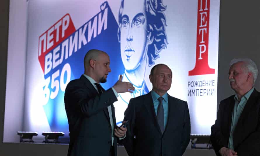 Presidente Vladimir Putin, ao centro, em uma exposição comemorativa do 350º aniversário do nascimento do primeiro imperador da Rússia, Pedro, o Grande, em Moscou