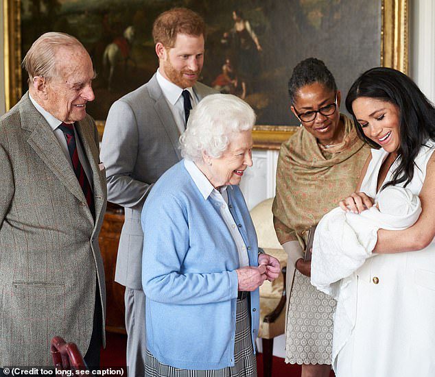 Harry e Meghan, junto com sua mãe Doria Ragland, apresentaram Archie à rainha e ao príncipe Philip em maio de 2019