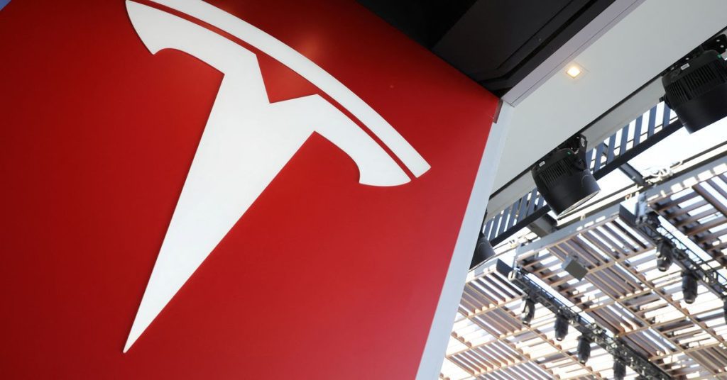 Tesla é processada por ex-funcionários por 'demissões em massa'