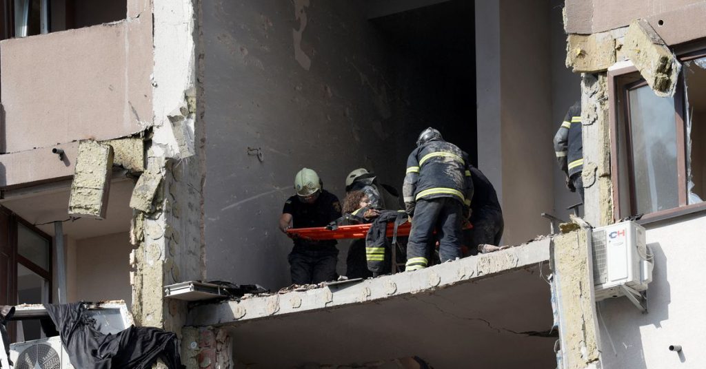 Ucrânia diz que mísseis russos atingiram Kyiv e feriram cinco pessoas
