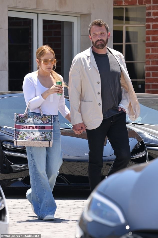 Novo passeio: Ben Affleck, 49 anos, e Jennifer Lopez cortam personagens fofos e casuais enquanto passeiam por carros de luxo em uma loja em Beverly Hills no sábado