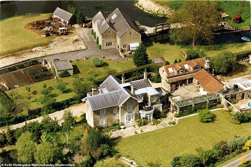 Tomado em Ray Mill House, estância rural de Camilla em Lacock, Wiltshire.  Ela comprou a propriedade de seis quartos, a 17 milhas da casa de Prince of Wales Highgrove, após seu divórcio de Andrew Parker Bowles em meados da década de 1990.