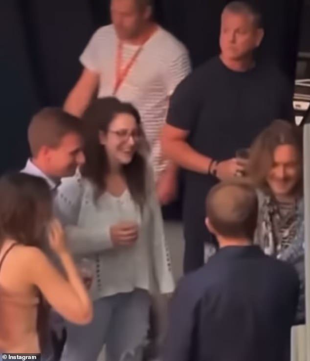 Depp foi visto sorrindo para Owens enquanto Vázquez e o resto da equipe jurídica o observavam, depois de curtir o show em Praga em 11 de julho.