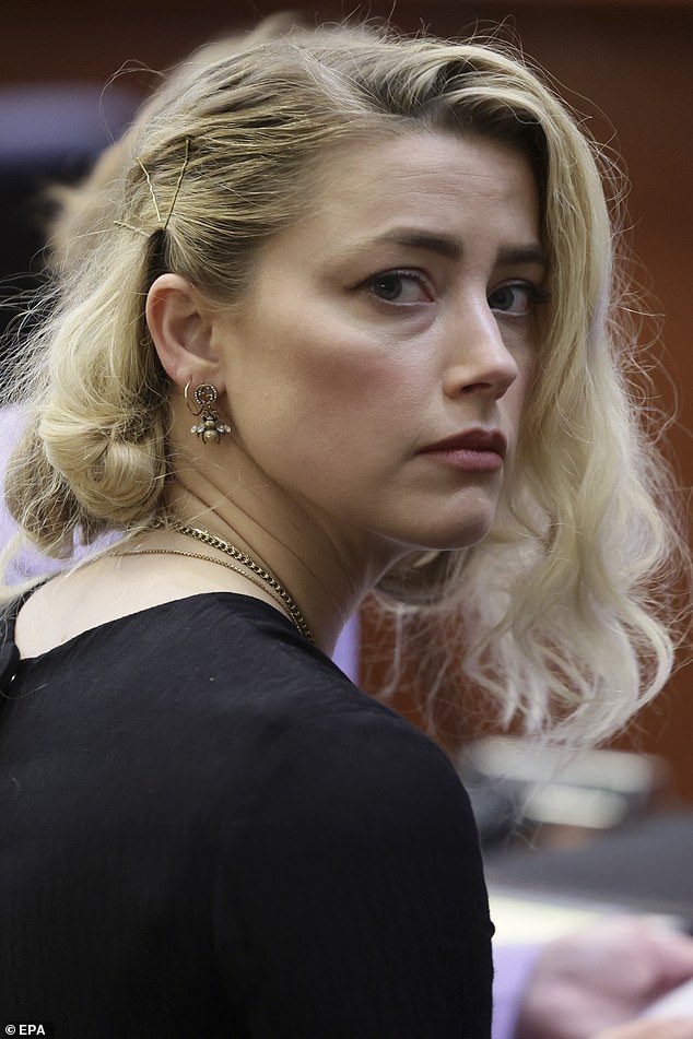 Amber Heard solicitou seu pedido de anulação da decisão na quarta-feira e está considerando um novo julgamento.  Depp também foi acusado de criticar sua ex-mulher com palavras de ódio durante sua apresentação no palco com Beck