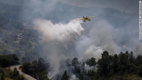 Portugal sofre com seca severa, enquanto aviões apagam incêndios florestais em Ourém, a norte de Lisboa. 