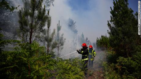 Bombeiros trabalham para conter um incêndio perto de Louchats, na França, onde a agência meteorológica nacional emitiu alertas sobre o aumento das temperaturas. 