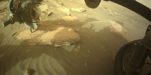 A espaçonave Mars Perseverance da NASA capturou esta imagem da área em frente usando a câmera frontal em suas costas para evitar perigos à direita A.  .