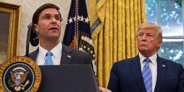O secretário de Defesa dos EUA, Mark Esper, fala após tomar posse enquanto o presidente Trump observa no Salão Oval da Casa Branca em Washington, DC, em 23 de julho de 2019. 
