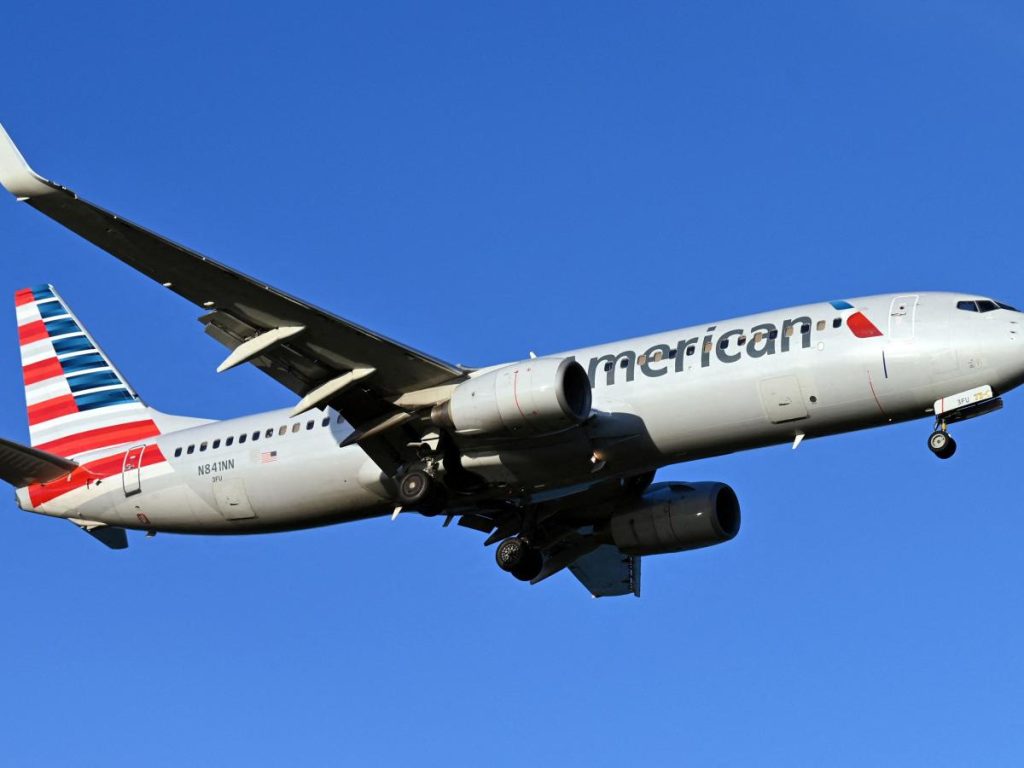 O CEO da American Airlines diz que "não passa um dia" em que a companhia aérea não tenha problemas em fornecer travesseiros, cobertores, copos e comida suficientes para seus voos