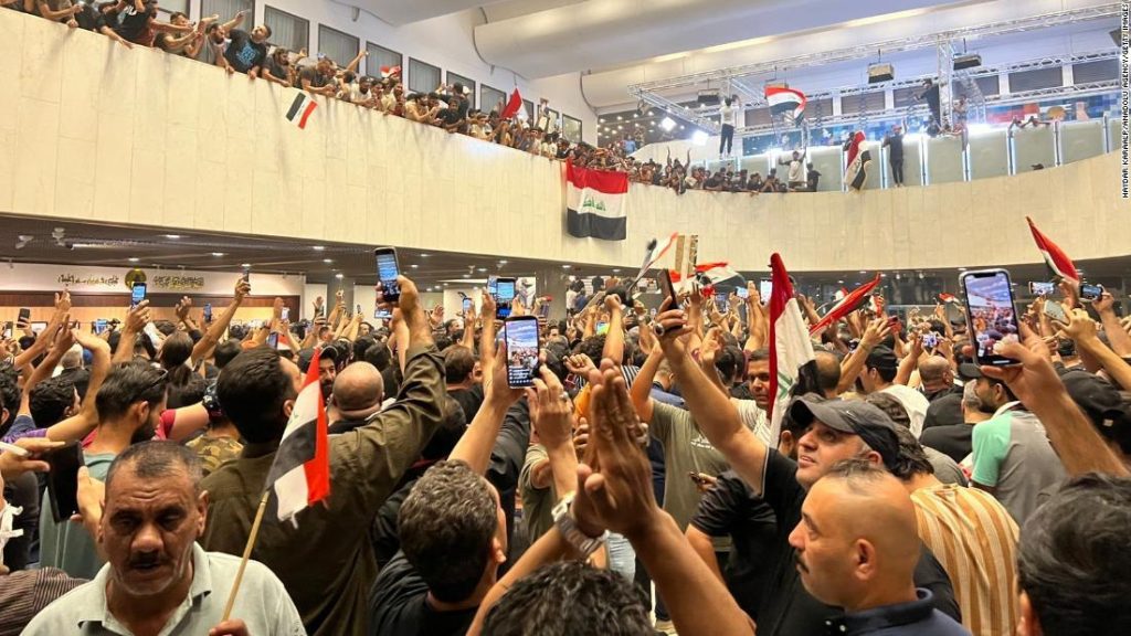 Manifestantes iraquianos invadem o parlamento, denunciando a nomeação de um novo primeiro-ministro