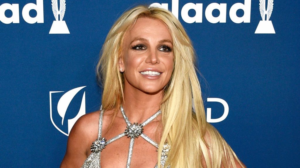 Britney Spears revela vocais crus em nova versão de 'Baby One More Time'