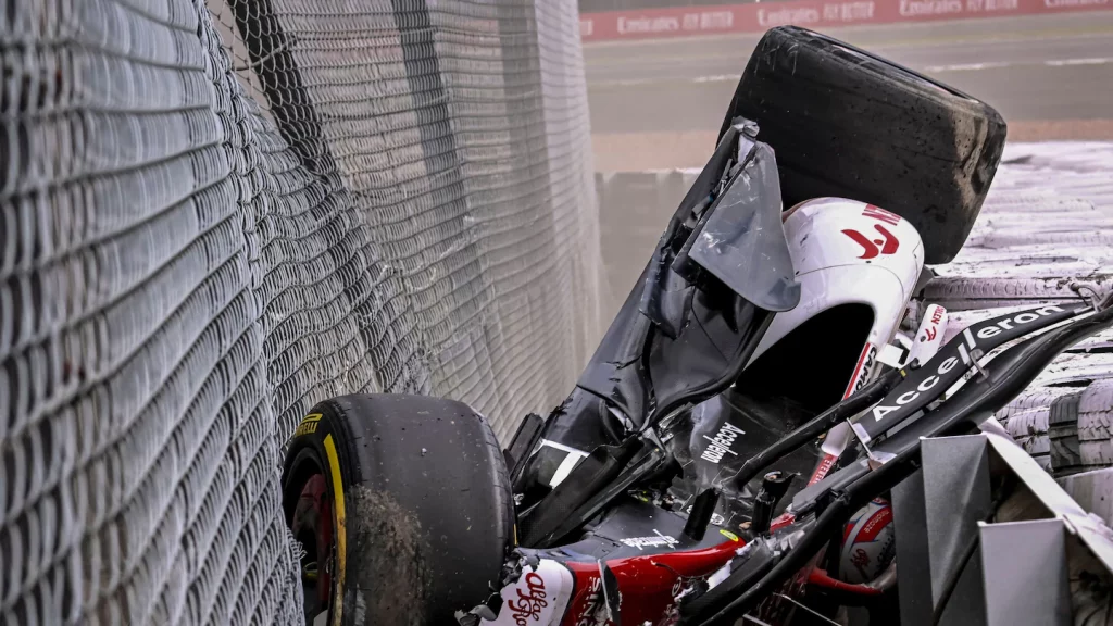 Carlos Sainz vence o Grande Prêmio da Inglaterra.  Zhou Guanyu está seguro após um acidente assustador