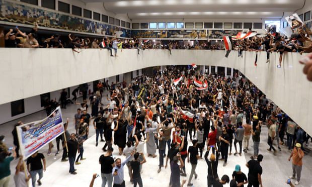 Manifestantes se reuniram dentro do prédio do parlamento iraquiano