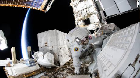 Astronautas da NASA fazem caminhadas espaciais para fornecer atualizações de energia da estação espacial