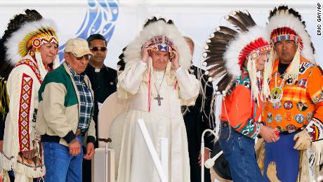 Papa Francisco usa lenço na cabeça durante visita a aborígenes em Maskwacis em Edmonton, Alberta, na segunda-feira.