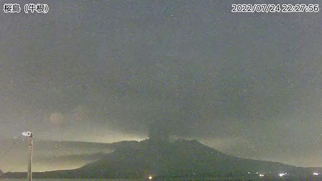 Erupção do vulcão Sakurajima, oeste do Japão
