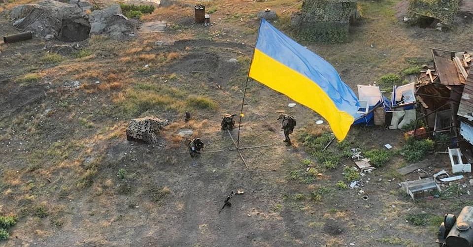 Ucrânia levanta bandeira em ilha recapturada enquanto Rússia consolida ganhos no leste