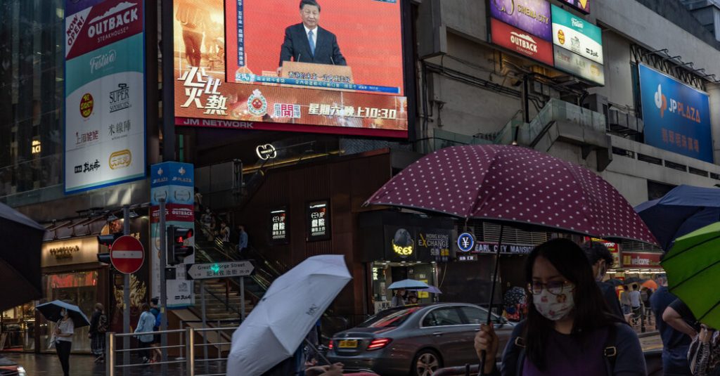 Xi visita Hong Kong transformado pela repressão: atualizações ao vivo