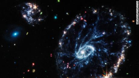 Esta imagem do Webb Mid-Infrared Instrument mostra a estrutura da Cartwheel Galaxy.