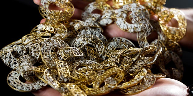 Esta corrente de ouro de 887 gramas de 80 elos circulares decorados com rosetas de quatro lóbulos foi provavelmente feita nas Filipinas.