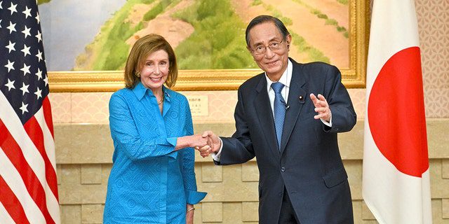 A presidente da Câmara dos Deputados dos EUA, Nancy Pelosi (à esquerda), aperta a mão de Hiroyuki Hosoda, presidente da Câmara dos Deputados do Japão, durante uma reunião em Tóquio.