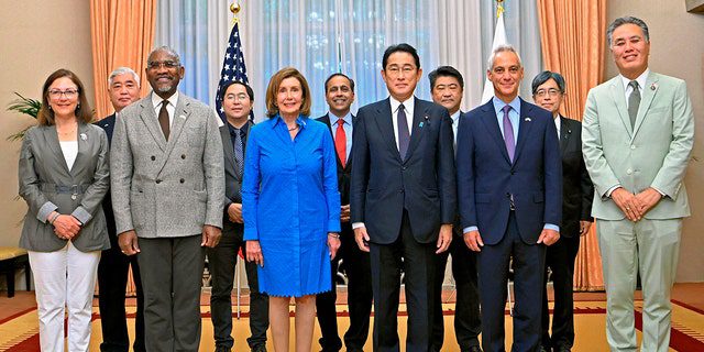 A presidente da Câmara dos EUA, Nancy Pelosi, à frente, centro-esquerda, e sua delegação no Congresso posam para uma foto com o primeiro-ministro japonês Fumio Kishida, centro-direita, antes de um café da manhã na residência oficial do primeiro-ministro em Tóquio.