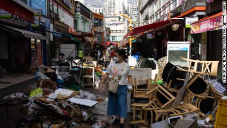 Destroços se acumulam em frente a lojas afetadas por enchentes no mercado Namsung Sagi em Seul, Coreia do Sul, em 10 de agosto.