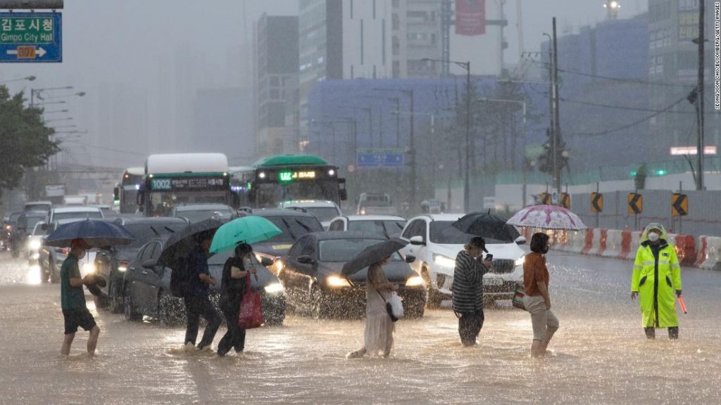 Inundações em Seul: chuva recorde mata pelo menos 9 na capital da Coreia do Sul, com prédios inundados e carros inundados