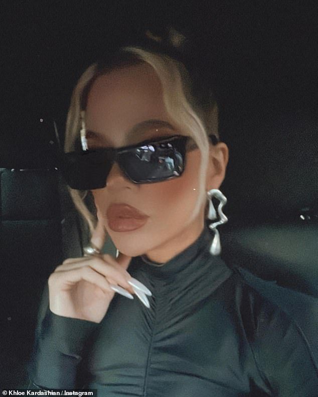 Fierce: Kardashian trouxe glamour para a roupa como ela usava óculos de sol retangulares pretos brilhantes