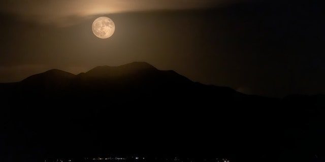 A lua cheia sobre Santa Clarita, Califórnia, em 13 de julho de 2022. 