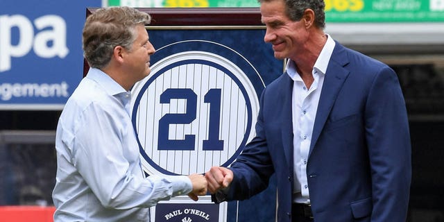 O ex-jogador do New York Yankees Paul O'Neill choca o proprietário Hal Steinbrenner durante sua festa de aposentadoria antes do jogo entre o New York Yankees e o Toronto Blue Jays no Yankee Stadium em 21 de agosto de 2022 em Nova York.