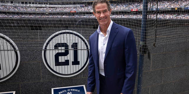 O jogador aposentado do New York Yankees Paul O'Neill está ao lado de seu número no Memorial Park durante uma festa de aposentadoria antes de um jogo de beisebol entre o Yankees e o Toronto Blue Jays, domingo, 21 de agosto de 2022, em Nova York.