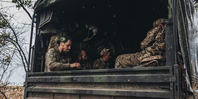 DONBAS, Ucrânia - 23 DE JULHO: Soldados ucranianos em um caminhão na linha de frente de Donbass Donetsk (Ucrânia), 23 de julho de 2022.