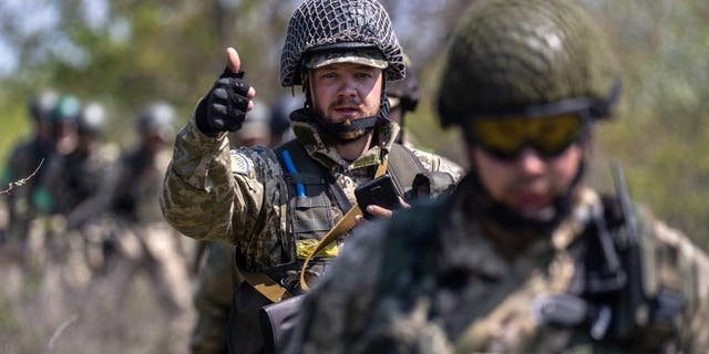 Dnipropetrovsk Oblast, Ucrânia - 9 de maio: Infantaria ucraniana treina em 9 de maio de 2022 perto de Dnipropetrovsk Oblast, Ucrânia.  Soldados de infantaria aprendem sobre cenários de sobrevivência quando confrontados com a perspectiva de um tanque russo se aproximando de perto. 