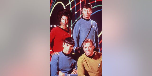 No sentido horário a partir do canto superior esquerdo: Nichelle Nichols, DeForest Kelley, William Shatner e Leonard Nimoy na série de TV "Jornada nas Estrelas" por volta de 1969.