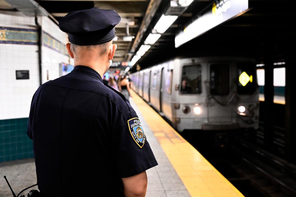 A polícia de Nova York força os gerentes de manutenção de volta às ruas em meio à escassez de funcionários e ao aumento da criminalidade