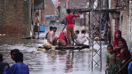 Mais de 900 pessoas mortas por chuvas de monções e inundações no Paquistão, incluindo 326 crianças