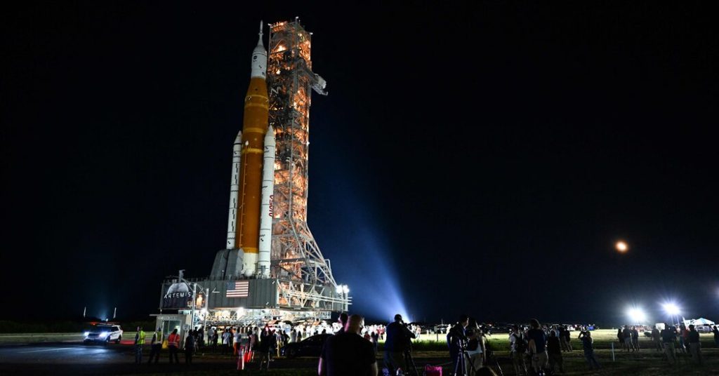 Assista ao Artemis Moon Rocket da NASA decolar para a plataforma de lançamento