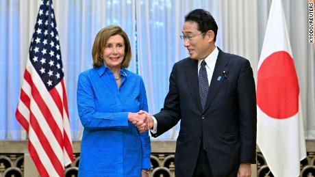 A presidente da Câmara, Nancy Pelosi, cumprimenta o primeiro-ministro japonês, Fumio Kishida, em Tóquio, em 5 de agosto de 2022.