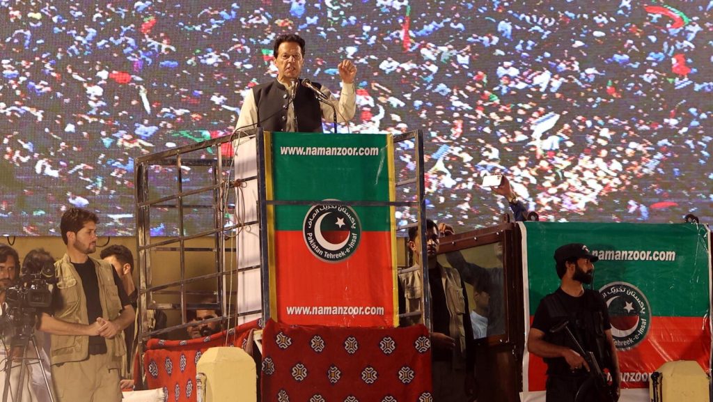 Imran Khan, o ex-líder paquistanês, acusado pela Lei do Terrorismo