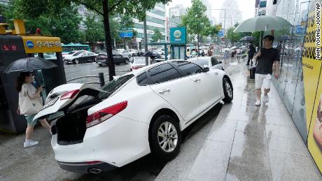 Um veículo sofreu danos na calçada depois de ser esmagado pela chuva forte em Seul, Coreia do Sul, em 9 de agosto.