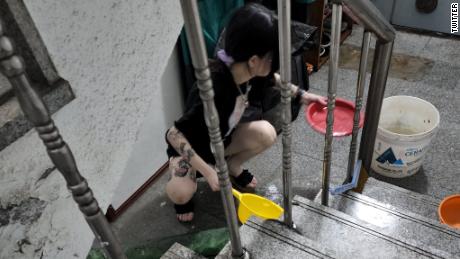 Uma mulher retira água de um apartamento no porão inundado em Seul, Coreia do Sul, em 10 de agosto.